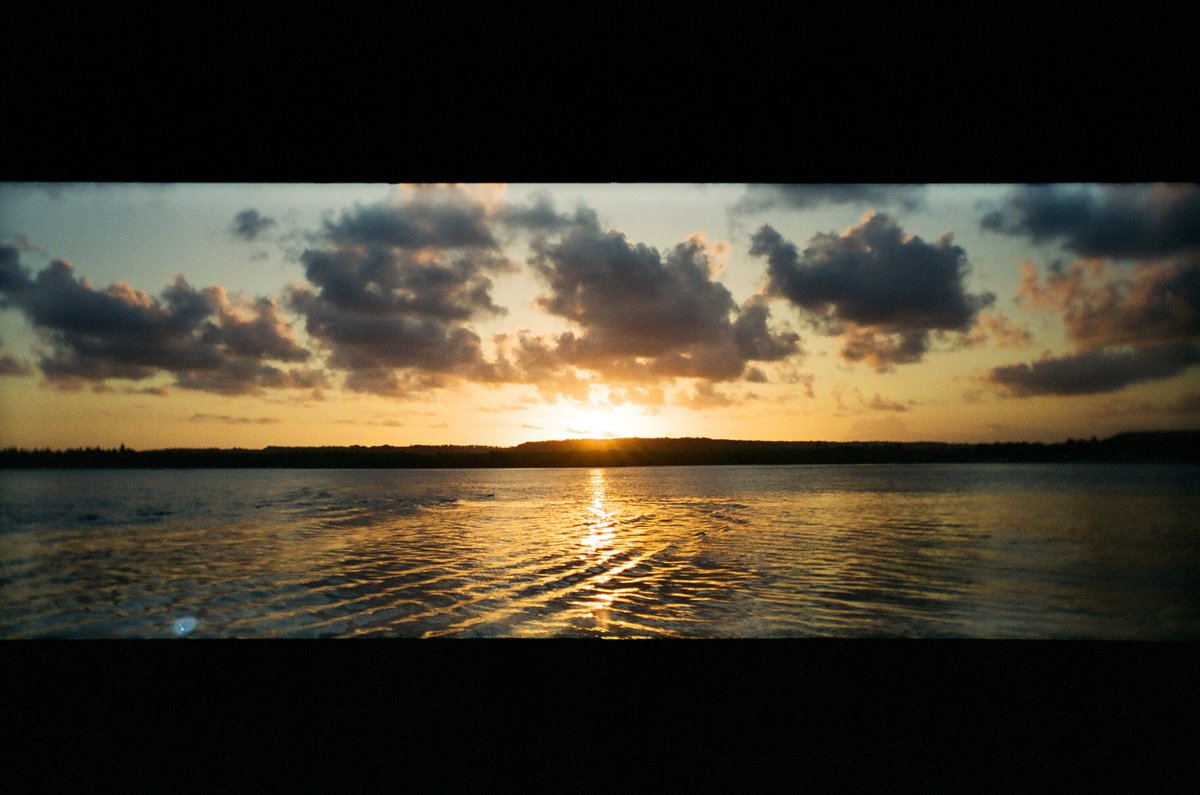 Barco navegando nas águas cristalinas de Maragogi Alagoas