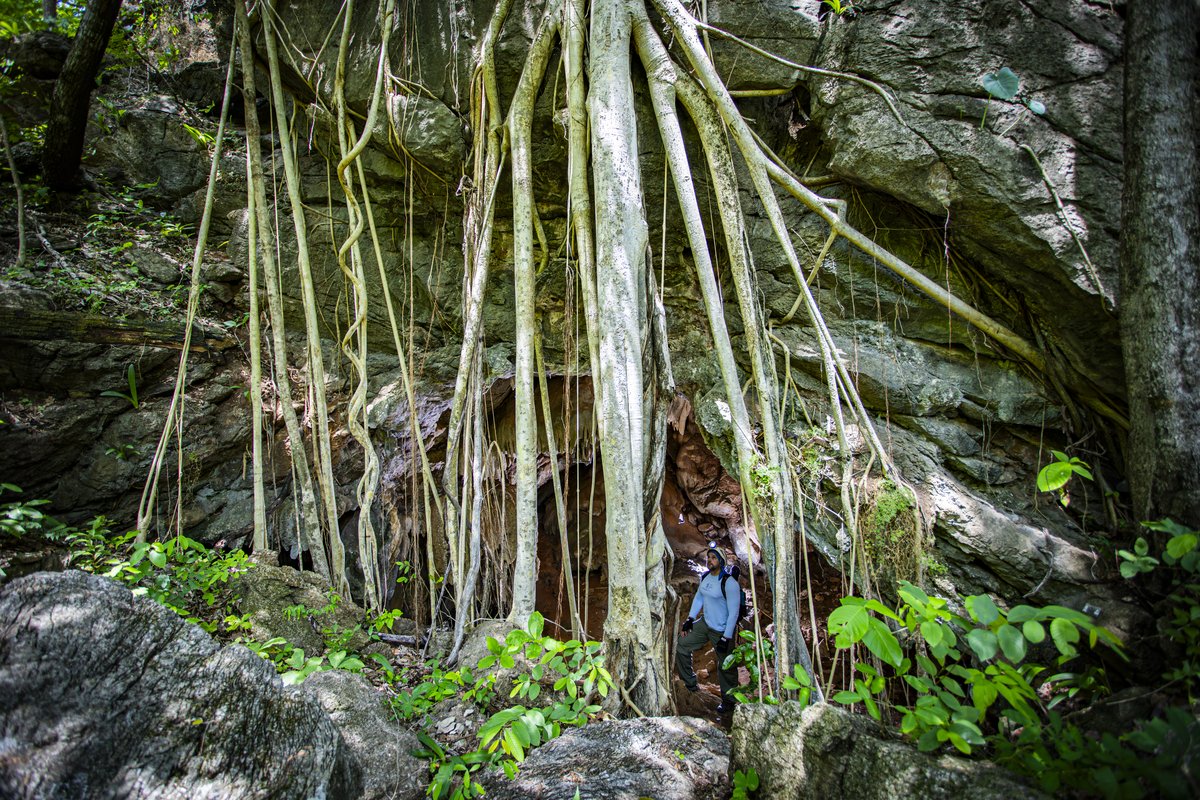Entrada de caverna com pote cerâmico em Nobres, Mato Grosso